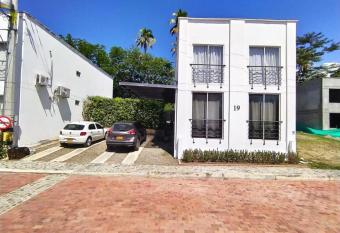 Villas del Guali - Piscina Privada allows 18 year olds to book a room