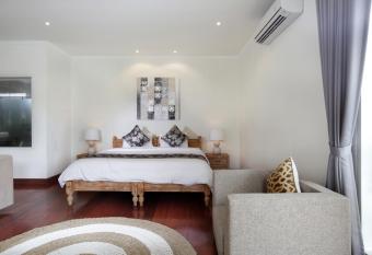 Villa Marronniers has rooms with a private hot tub