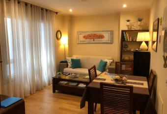 C  ntrico Apartamento. Parking incl. allows 18 year olds to book a room