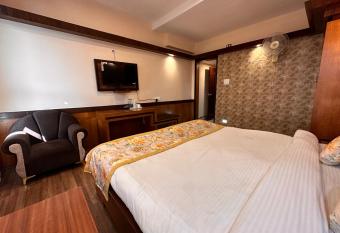 Hotel Gajraj has rooms with a private hot tub