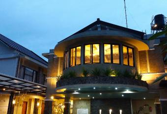 Hotel Sriti Magelang allows 18 year olds to book a room