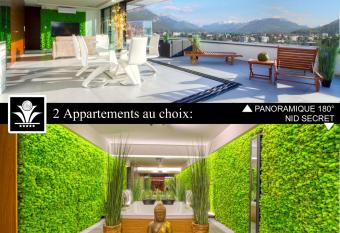 Panoramique 180 lac et montagne et Nid Secret spa romantique has rooms with a private hot tub