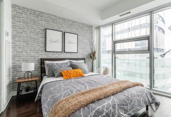 SkyTree - Modern Rusty Condo Close to Union Station in Heart of Downtown has Balcony rooms