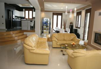 Villa Under Meteora has rooms with a private hot tub