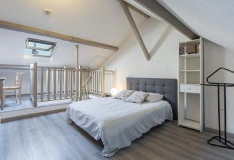 D  couvrir Lourdes allows 18 year olds to book a room