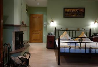 VillaMirage has Balcony rooms