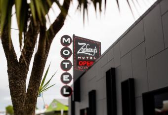 Zachary s Motel has rooms with a private hot tub