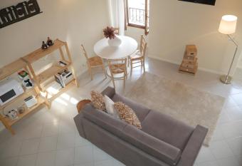 Appartamenti Ca  nei Vicoli allows 18 year olds to book a room