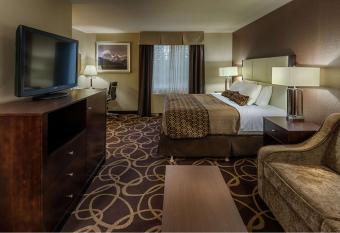 Best Western Plus Pioneer Park Inn has rooms with a private hot tub