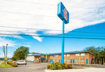 Motel 6 East Ridge Tn allows 18 year olds to book a room