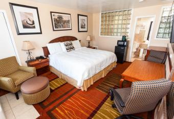 Lockhart Inn has rooms with a private hot tub