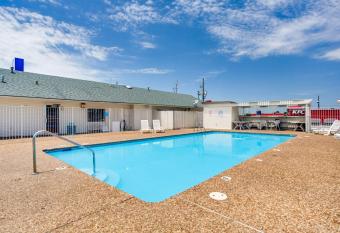 Motel 6-Fayetteville, AR has Smoking rooms