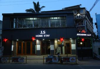 Js Homestay has Balcony rooms