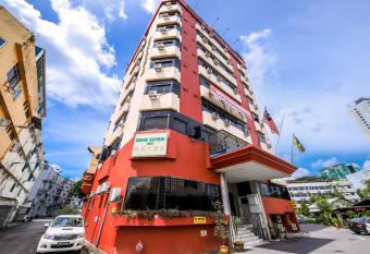 Super OYO 1007 Grand Supreme Hotel allows 18 year olds to book a room