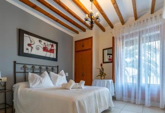 Hotel El Rullo allows 18 year olds to book a room