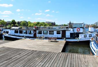 AmicitiA allows 18 year olds to book a room