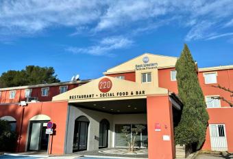 Best Western Terre de Provence allows 18 year olds to book a room