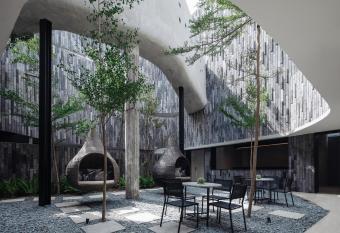 Lloyd s Inn Bali allows 18 year olds to book a room