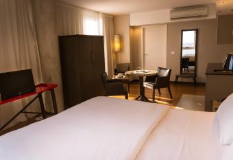 AXSUR Design Hotel has rooms with a private hot tub