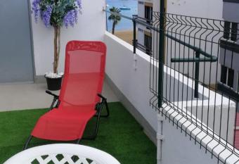 Alcaravaneras Hostel allows 18 year olds to book a room