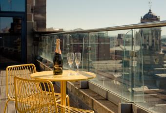 PREMIER SUITES PLUS Glasgow George Square allows 18 year olds to book a room