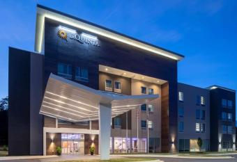 La Quinta Inn & Suites by Wyndham Greensboro Arpt High Point allows 18 year olds to book a room