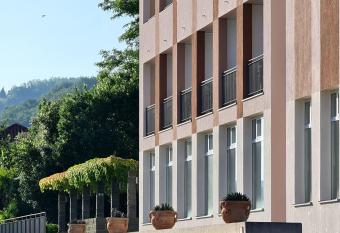 Hotel Oleander - Oleander Resort allows 18 year olds to book a room