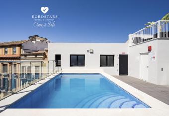 Exe M  laga Museos allows 18 year olds to book a room