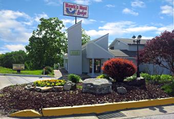 Hawk's Nest Lodge allows 18 year olds to book a room