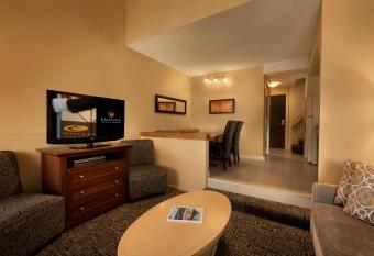 Mountain Side Hotel Whistler by Executive has rooms with a private hot tub