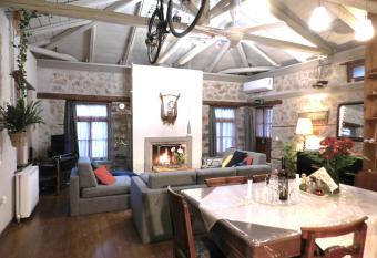 Agoriani Art Suite - 4 seasons  natural living has Balcony rooms