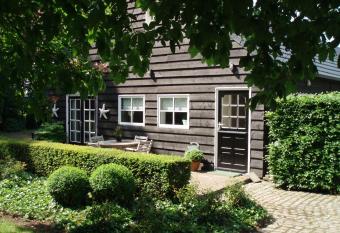 d Ouwe stal allows 18 year olds to book a room