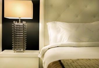 Only 350 yards from Eagle Beach! has Balcony rooms