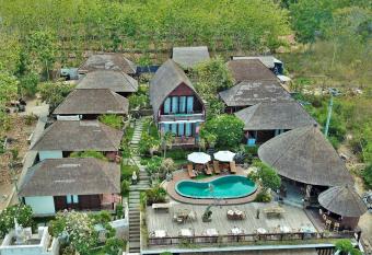 Ocean Terrace Suite And Spa Luxury has rooms with a private hot tub