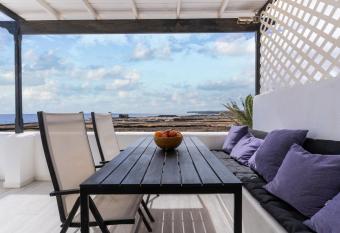 Casa Salinas del Mar allows 18 year olds to book a room