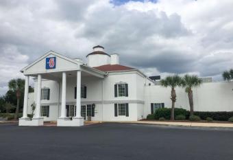 Motel 6 Brunswick Ga allows 18 year olds to book a room