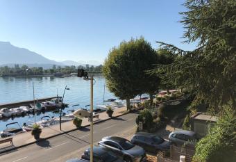 Pause Detente Sur La Port Du Bourget Du Lac allows 18 year olds to book a room