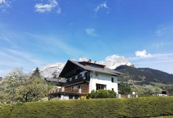 Sonneck-Fr  hst  ckspension has Balcony rooms