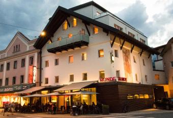 Hotel Munde has Balcony rooms