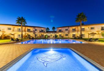 Atalaia Sol Aparthotel - tennis & heated pool in winter allows 18 year olds to book a room