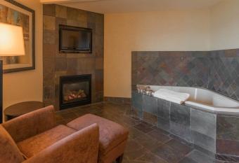 Lloyd Hotel Astoria Bayfront Ascend Hotel Collection allows 18 year olds to book a room