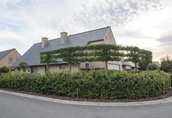 VILLA WESTHOEK allows 18 year olds to book a room