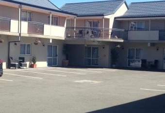 ASURE Amalfi Motor Lodge has rooms with a private hot tub