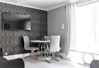 2 Bedroom Apartment at SECC Hydro FREE PARKING has Balcony rooms