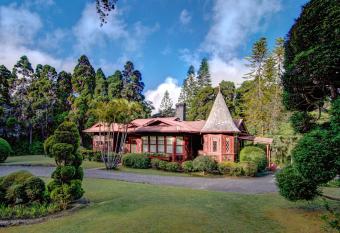 Volcano Village Estates has rooms with a private hot tub