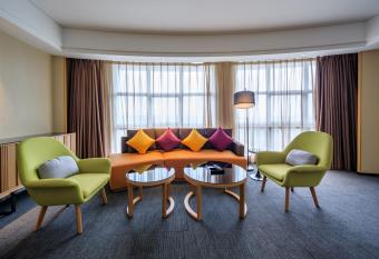 Hampton by Hilton Guangzhou Baiyun Airport North has rooms with a private hot tub