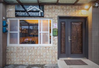 Alan s House B&B has Balcony rooms