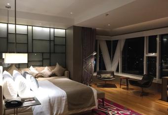 Mode Sathorn Hotel - SHA Extra Plus has rooms with a private hot tub