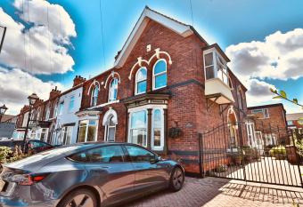 The Bays Clee Rd has Balcony rooms