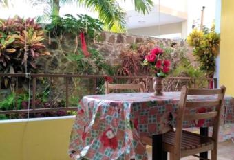 2 bedrooms appartement at Pereybere 700 m away from the beach with shared pool enclosed garden and wifi has Balcony rooms